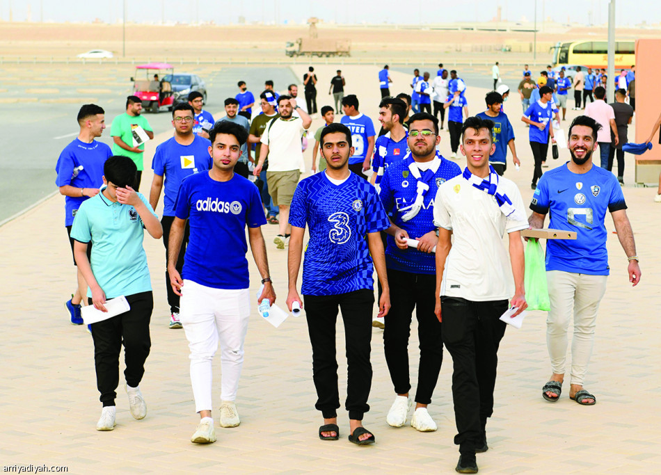 الحرارة تحبس
المشجعين داخل السيارات