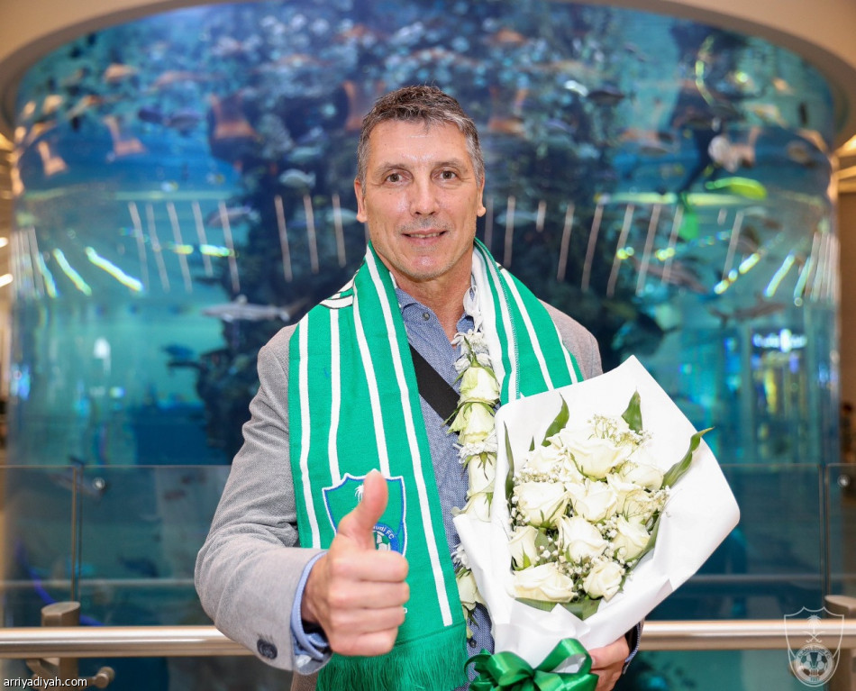 مدرب الأهلي الجديد يصل إلى جدة