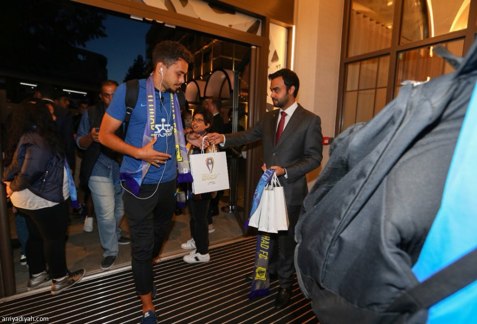 الهلال يصل لندن وسط استقبال جماهيري