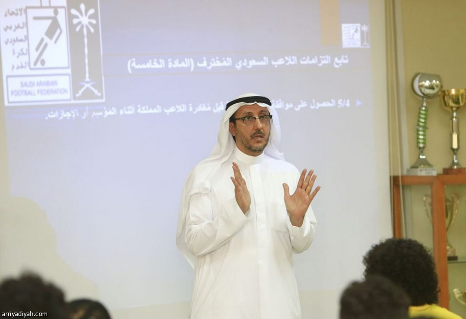 بخاري يعود لتدريبات الخليج