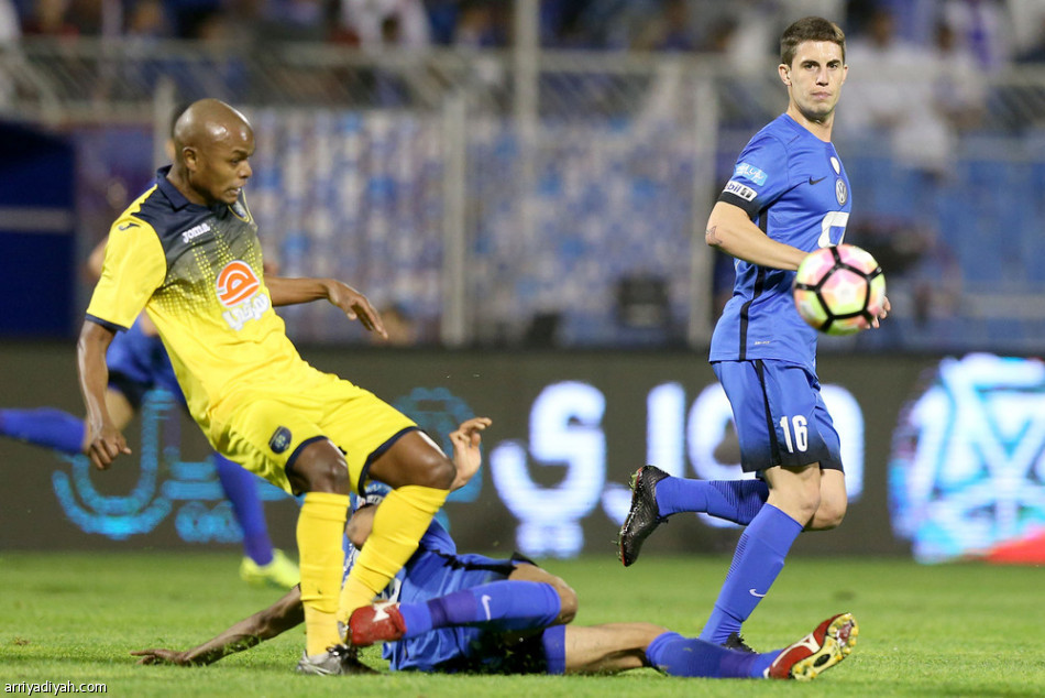 الهلال يقسو على التعاون برباعية ويعزز صدارته