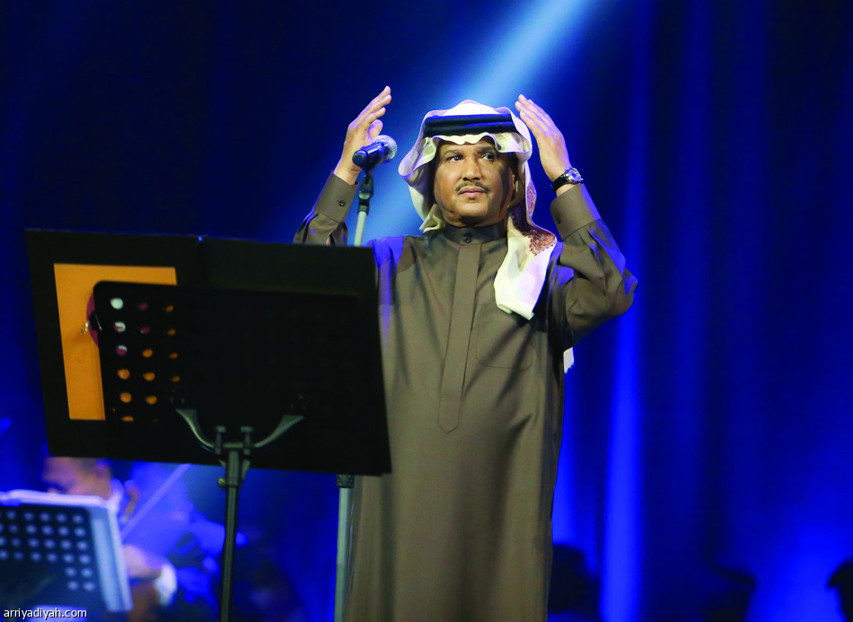 فنان العرب يملأ مسرح الرياض.. طربا