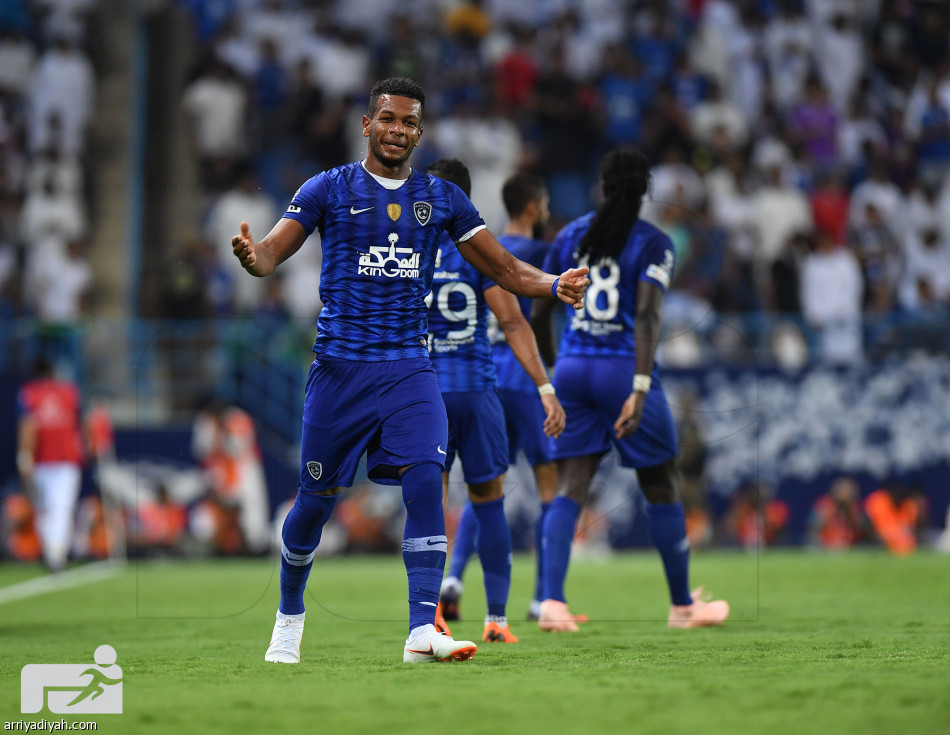 بثلاثية الباطن.. الهلال يسترد الصدارة من النصر