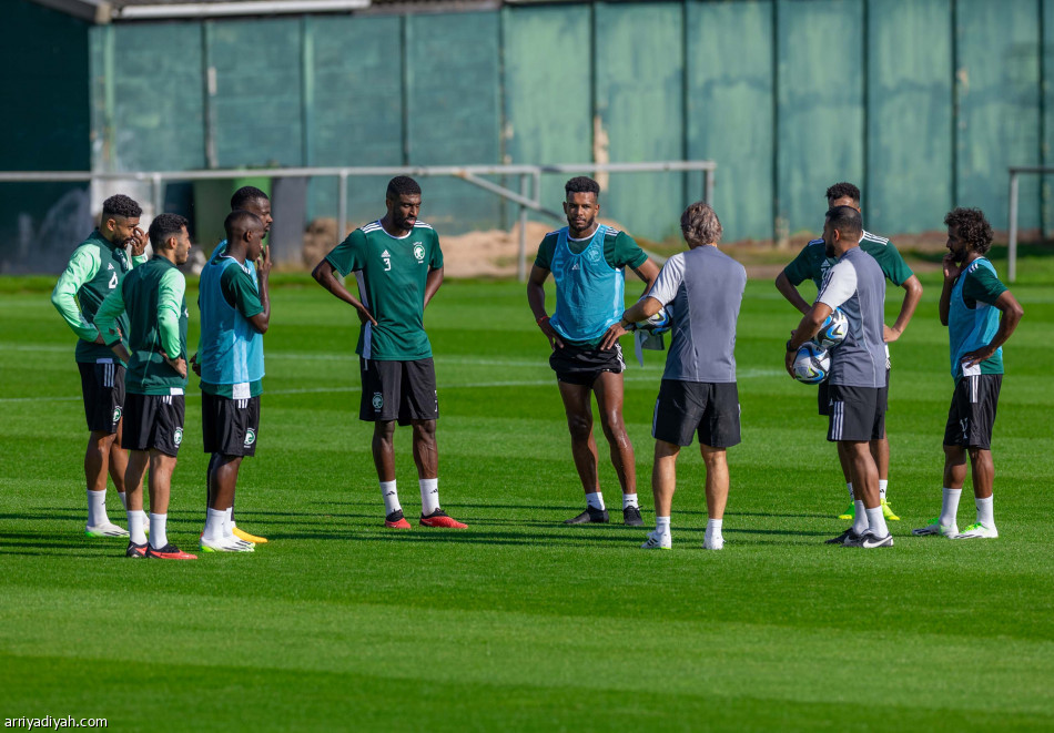 الدفاع 
يخطف مانشيني