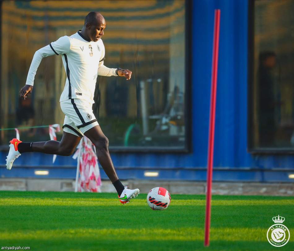 روسو يبدأ رسم تكتيك الديربي