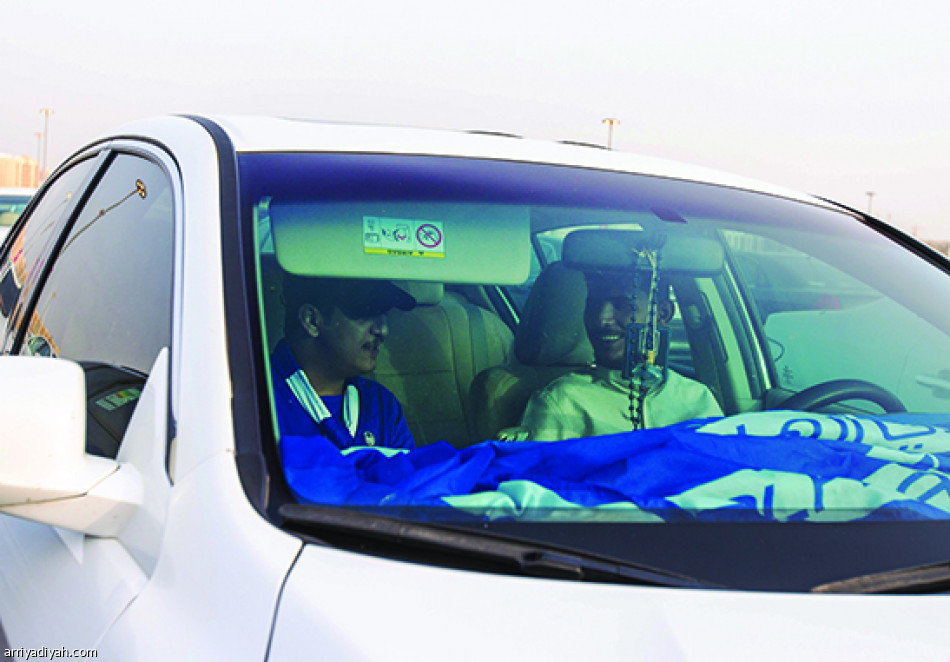 الحرارة تحبس
المشجعين داخل السيارات