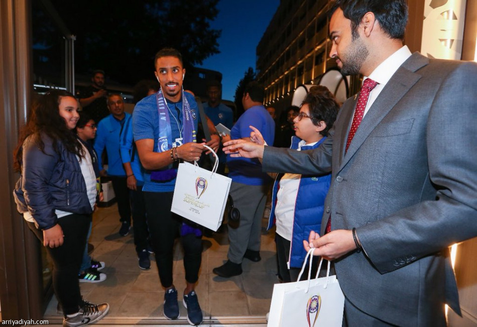 الهلال يصل لندن وسط استقبال جماهيري