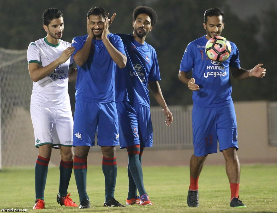 مدرب الاتفاق يجتمع مع اللاعبين قبل الإعداد للتعاون
