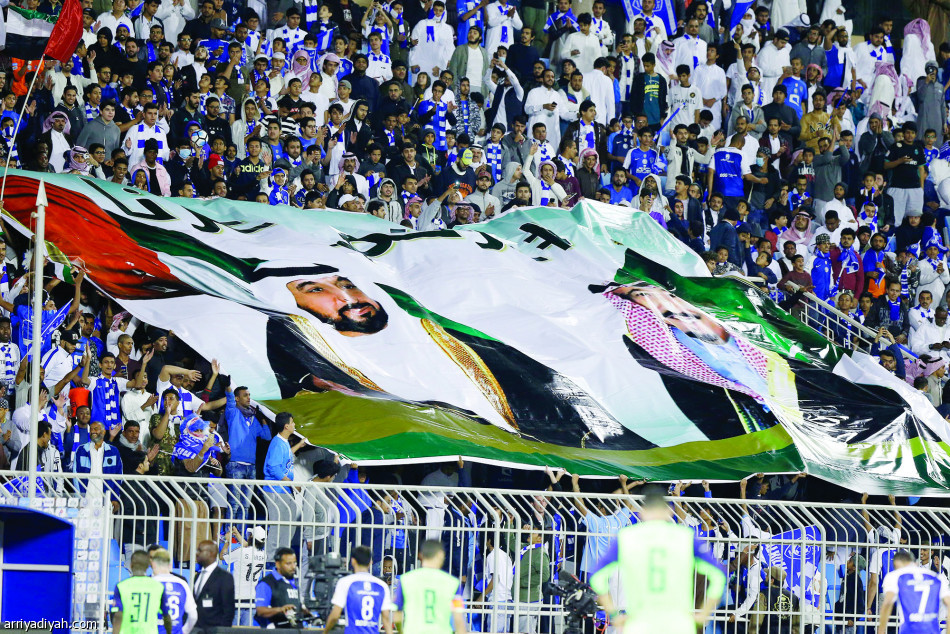 الرئيس يكرم خربين.. واللاعبون يهدون توقيعاتهم للجماهير
