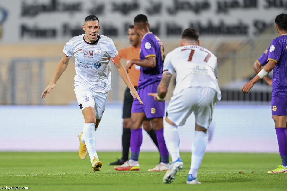 الشباب يكتسح الطائي.. ويتصدر