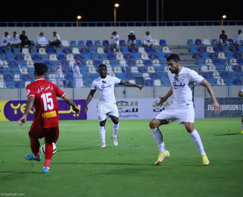 بـ10 لاعبين.. الأخدود يحصد نقاط العربي