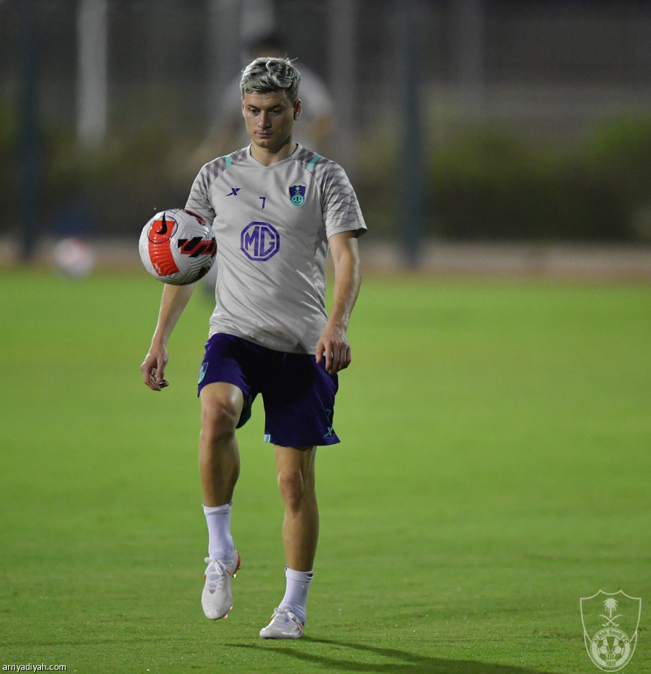 هاسي يكثف التكتيك للهلال