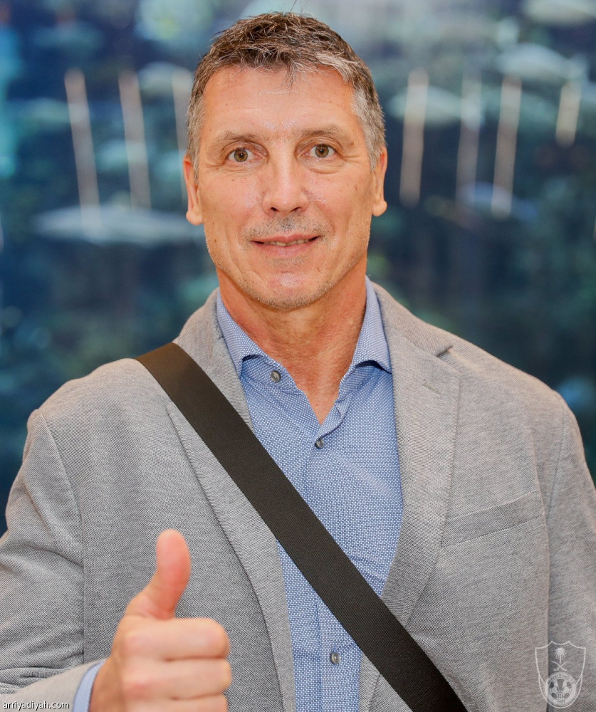 مدرب الأهلي الجديد يصل إلى جدة