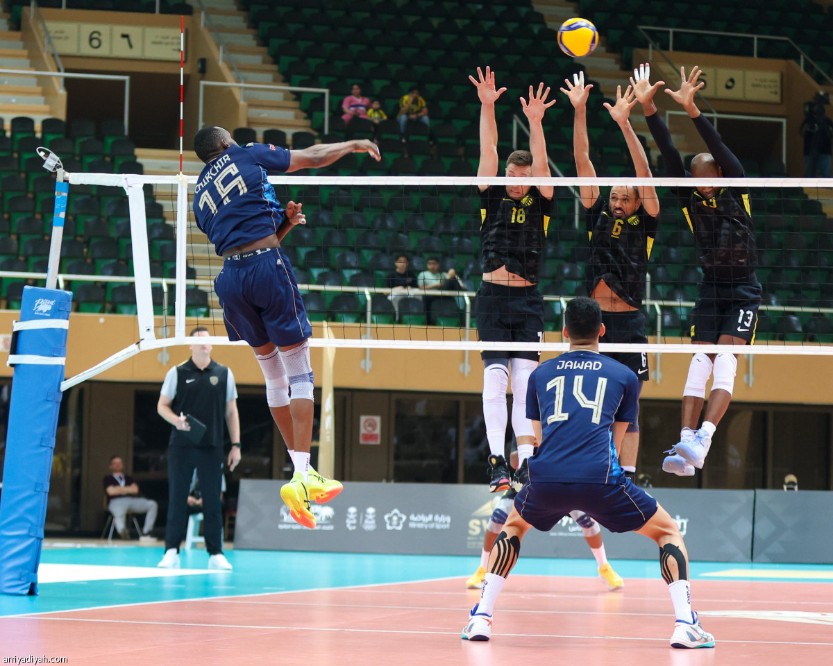 النخبة بين عملاقين