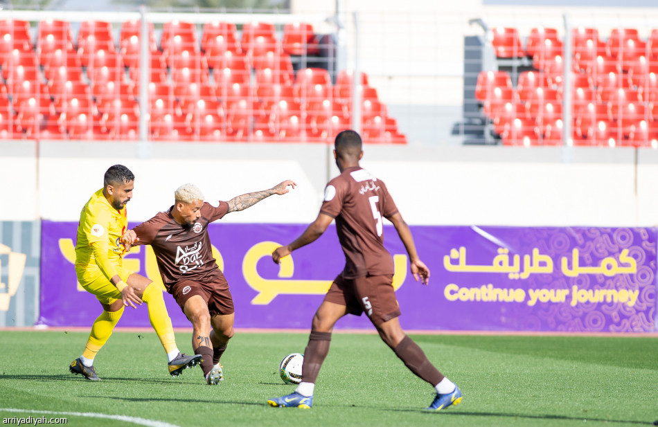الجبلين والقادسية.. 3 بطاقات حمراء.. وريمونتادا
