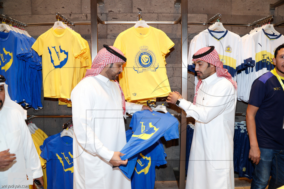 قميص موسى ينعش مبيعات متجر النصر