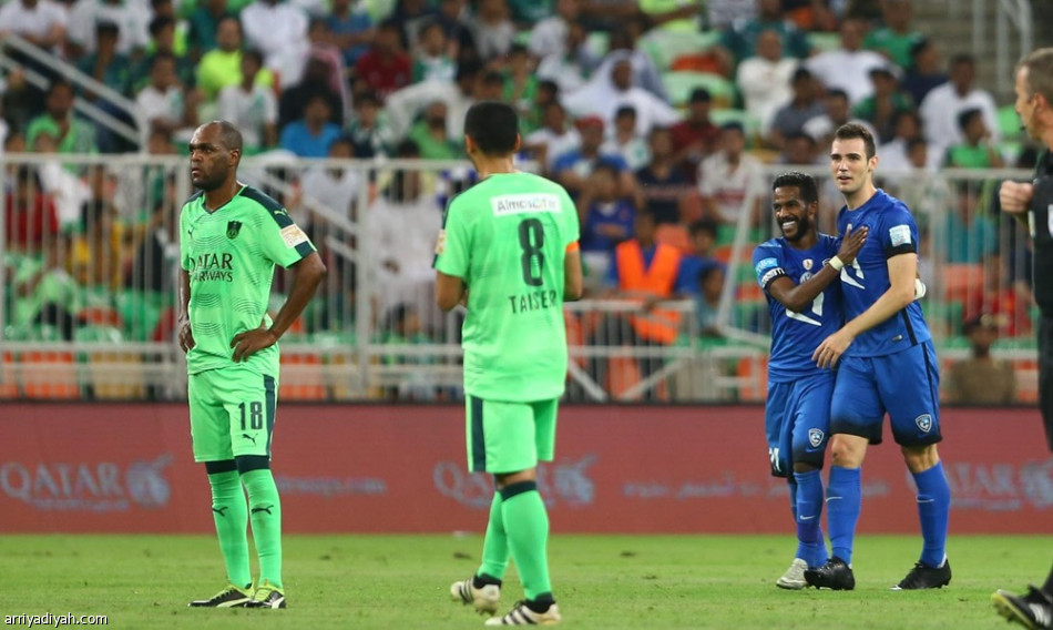 الهلال يتغلب على الأهلي في 