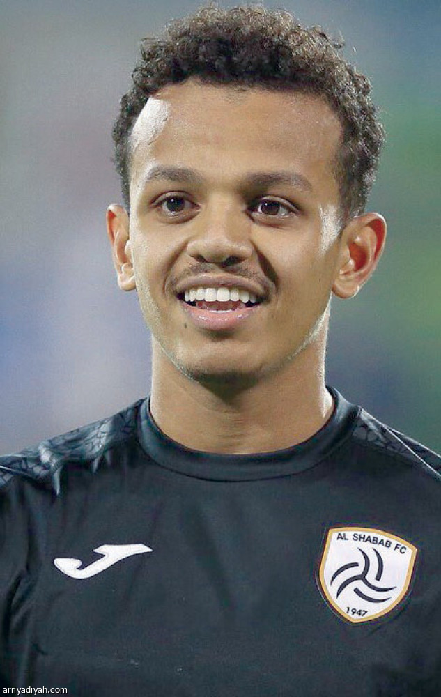 الشباب 
يتمسك بالرباعي