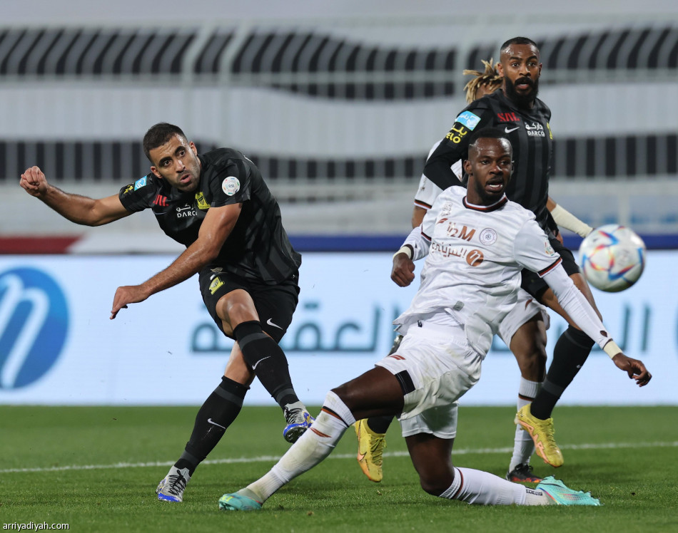 الشباب والاتحاد يتعثران بـ«المؤجلة»