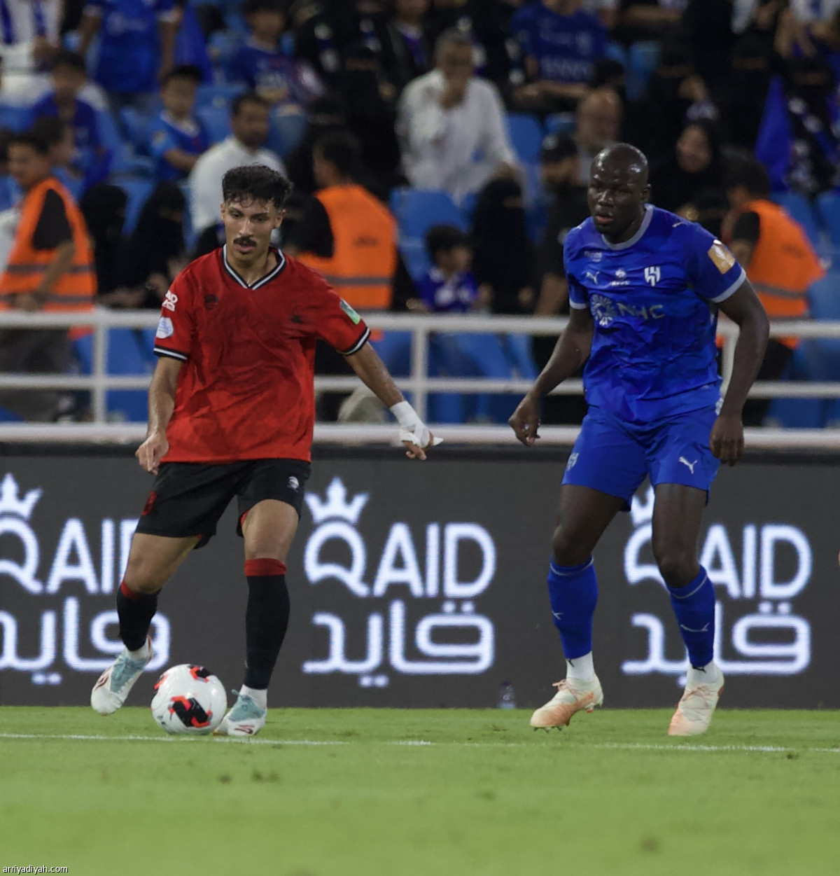الأزرق يعبر