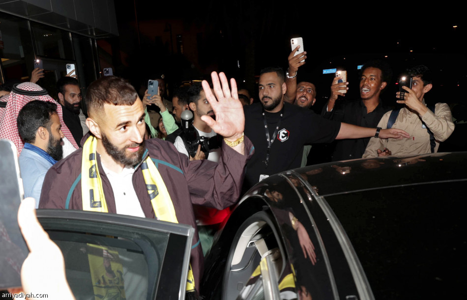 مؤتمر نصف ساعة
يسبق حفل كريم