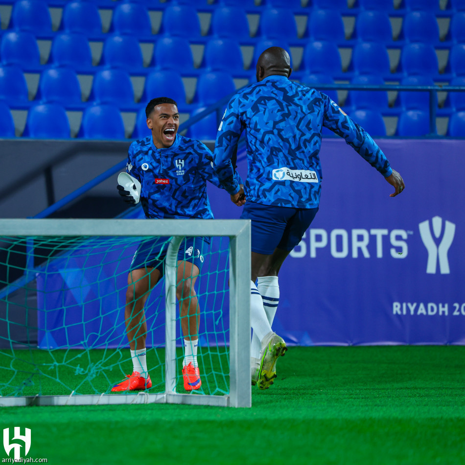 الهلال يطبق خطة أبها.. وإيجالو يلامس الكرة