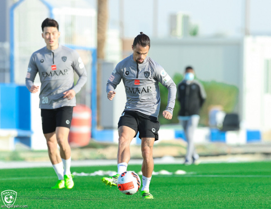 ميشيل يلتحق بتدريبات الهلال.. وهيون يعود