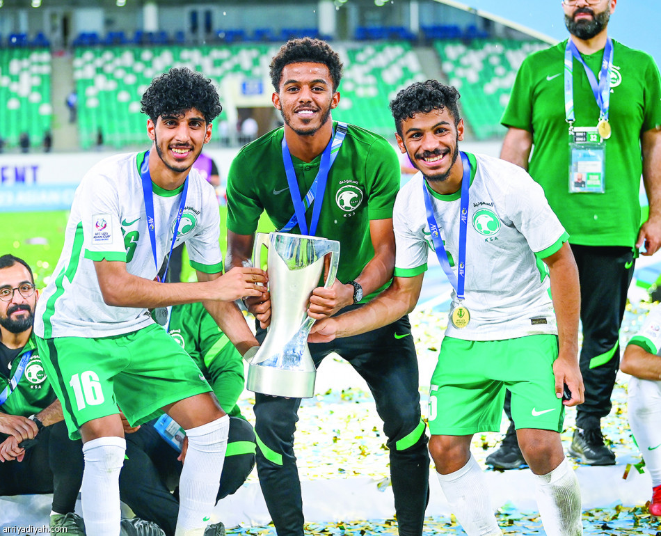 خطف الكأس.. 
الأخضر.. الثالثة ثابتة