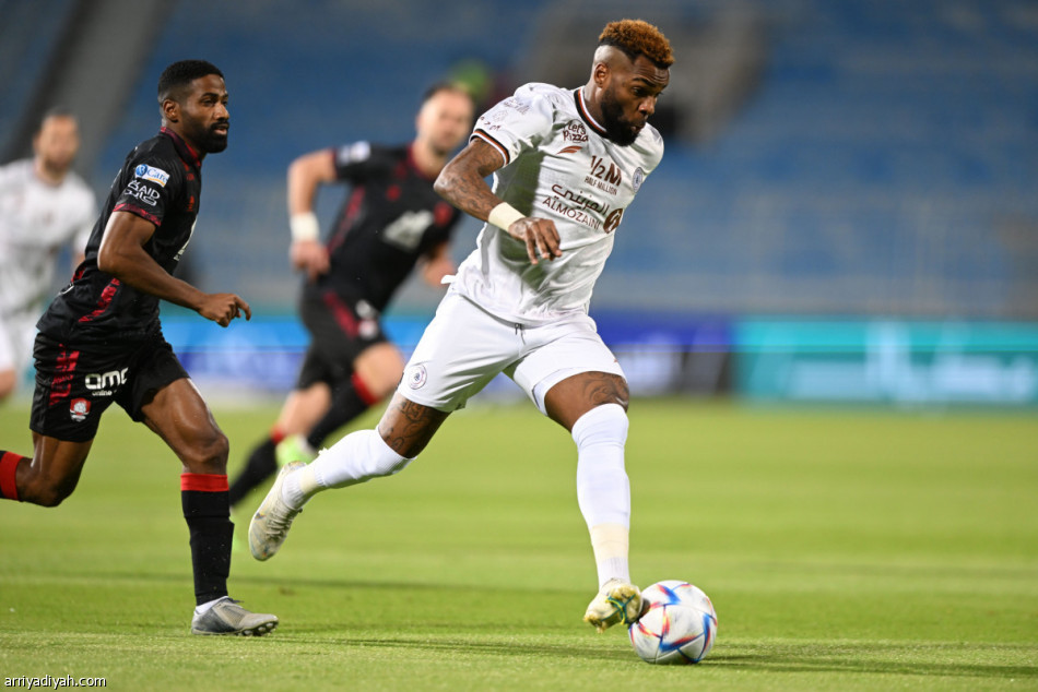 «هدف عكسي» يحلق بصدارة الشباب