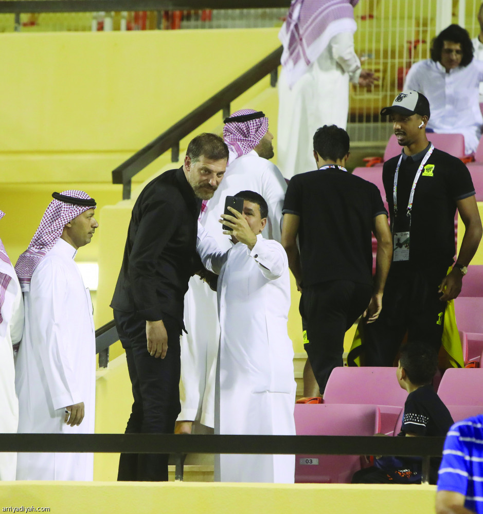 سلافين بيليتش مدرب فريق الاتحاد الجديد خلال وجوده في مدرجات ملعب الأمير عبد الله بن جلوي