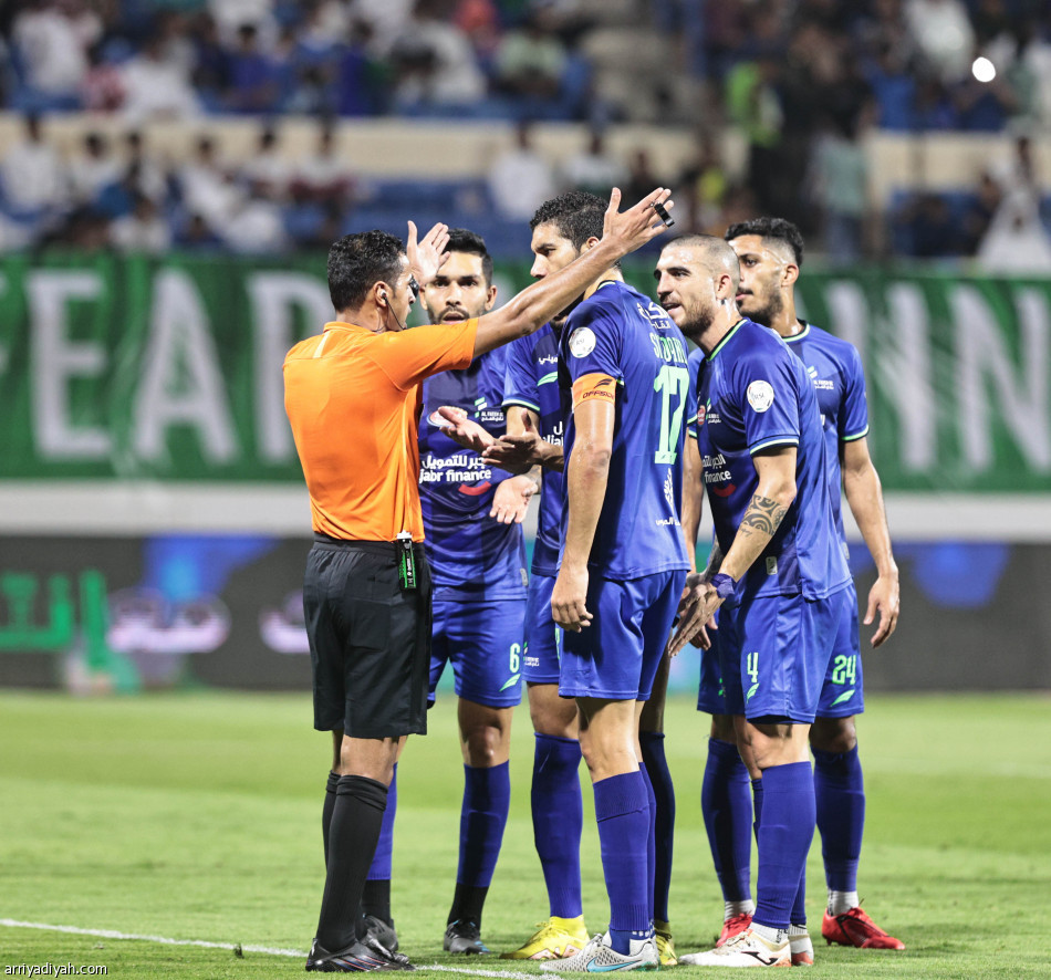 بـ 10 لاعبين.. الفتح يكسب الرائد