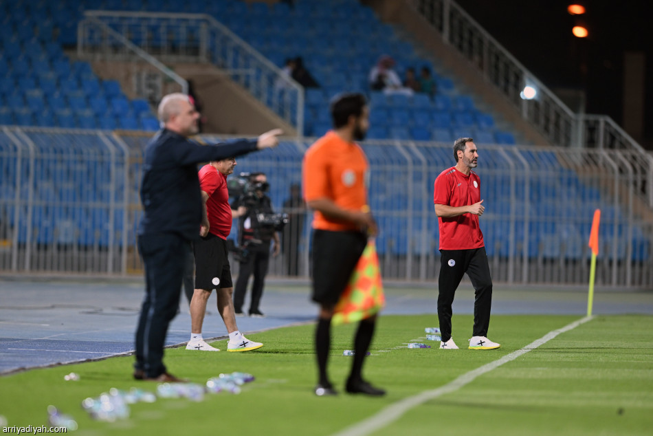 «هدف عكسي» يحلق بصدارة الشباب