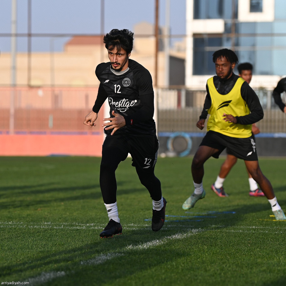 الشباب يريح الدوليين.. وهتان يعود