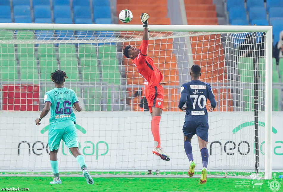 الأهلي يزاحم صدارة الحزم بنقاط جدة