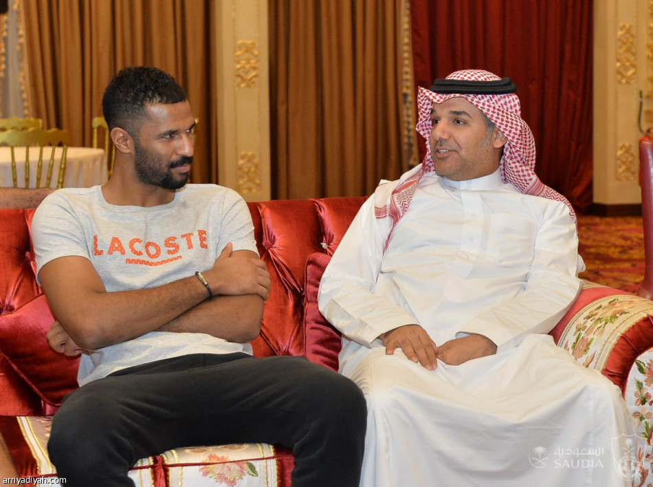 النفيعي يُنسي الأهلاويين السداسية بـ «مأدبة عشاء»