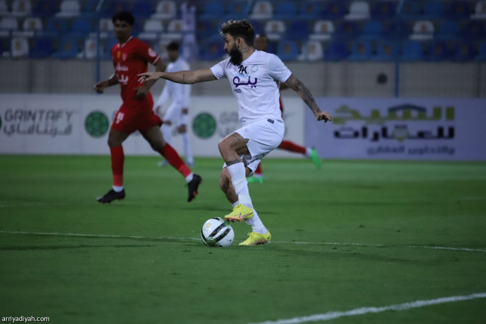 بـ10 لاعبين.. الأخدود يحصد نقاط العربي