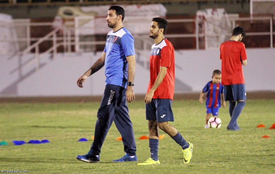 مساعد مدرب الوحدة يمنح اللاعبين راحة