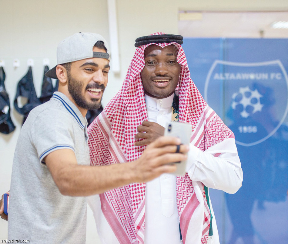 أجانب التعاون
يحتفلون
