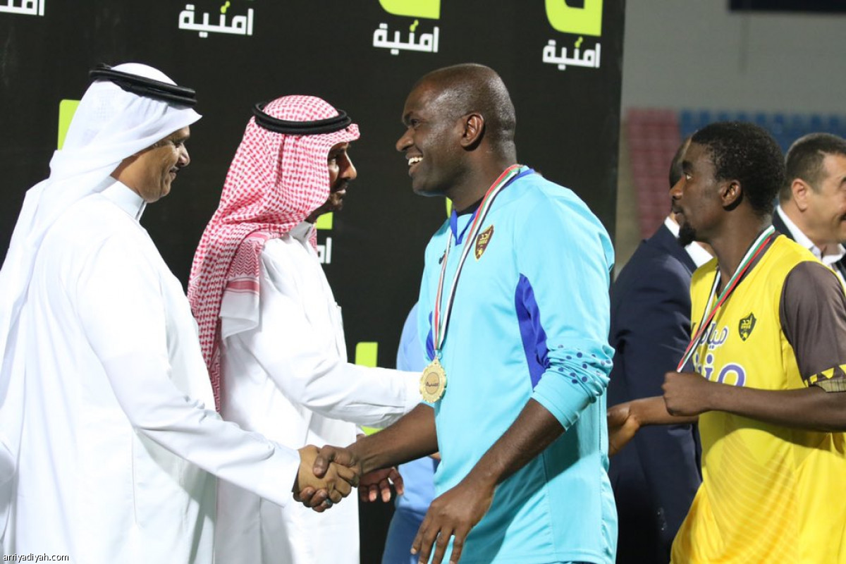 أحد يتوشح الذهب