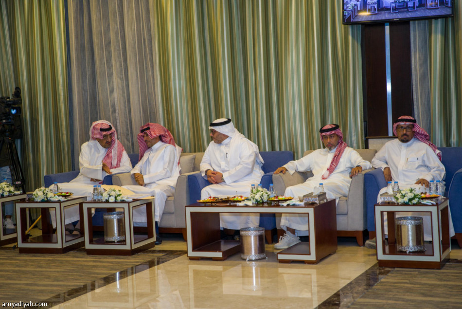 11 ذهبيا يطالبون بحل إدارة الأهلي