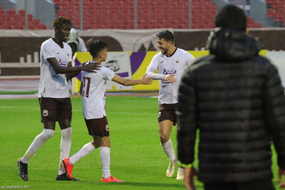 الجبلين يقلبها على هجر بثلاثية في «يلو»