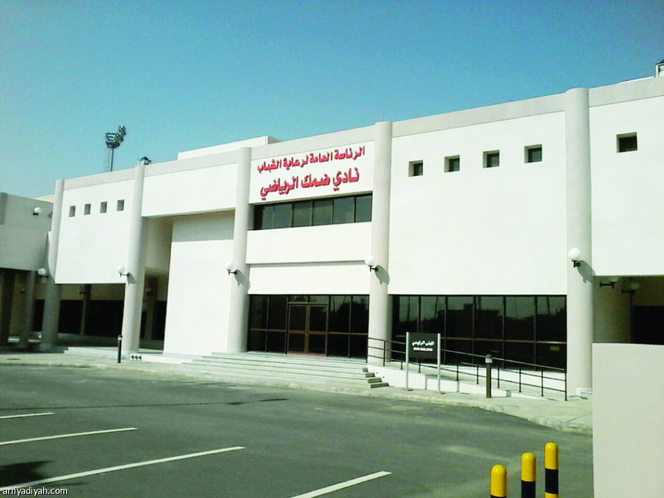 مسبح أولمبي وملعب رئيسي في ضمك