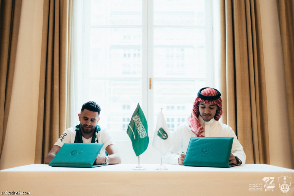 محرز يرتدي قميص الأهلي حتى2027