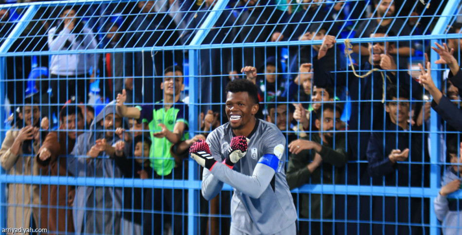 الأهلي يقبض على الصدارة بثنائية القيصومة