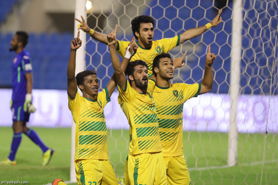 الخليج يكتسح الوحدة ويجدد آماله في البقاء