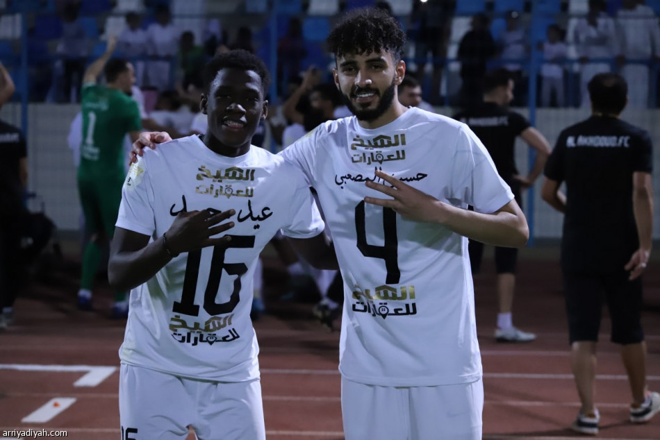 بـ10 لاعبين.. الأخدود يحصد نقاط العربي