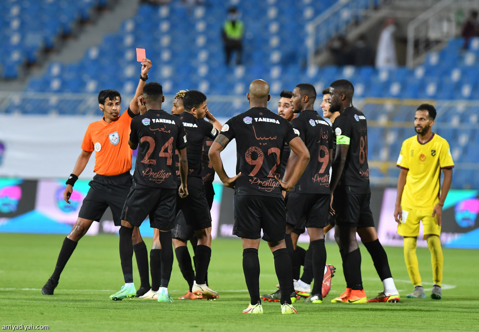 الشباب.. كل جولة بطاقة حمراء