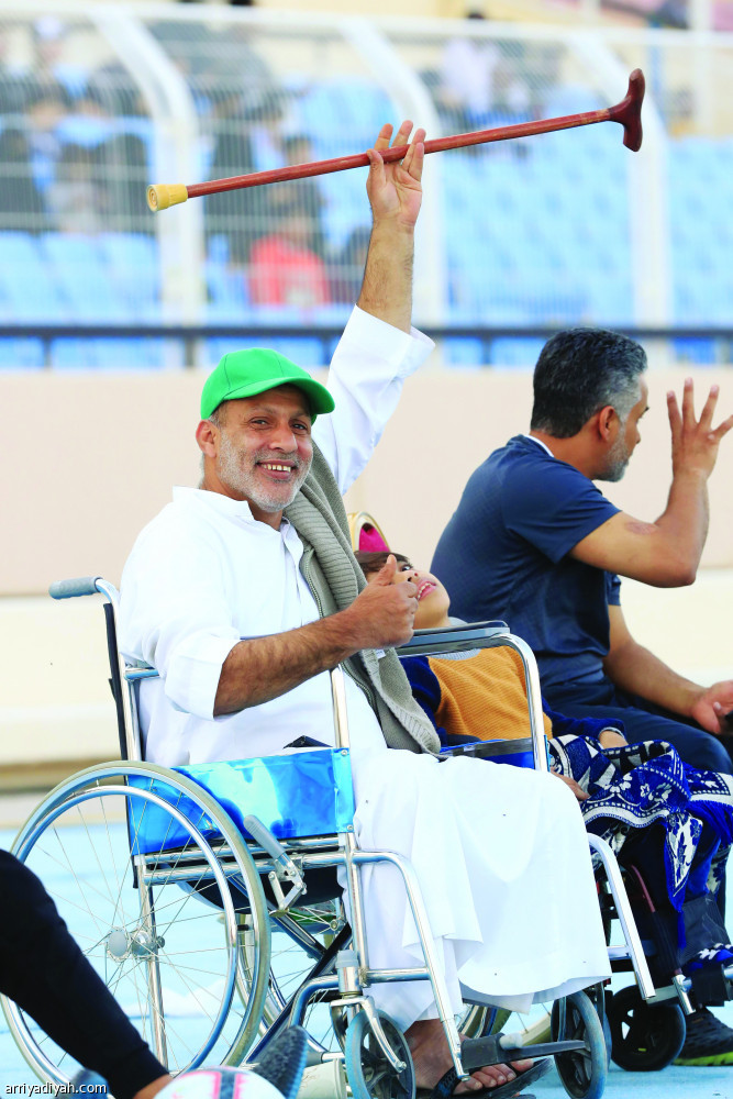 مشجعو الفريق يضربون الدفوف ويطلقون الأهازيج
