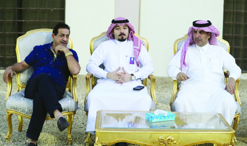عبد الله القريني نائب رئيس نادي الشباب يرافق أمجد عطوان لاعب المنتخب العراقي