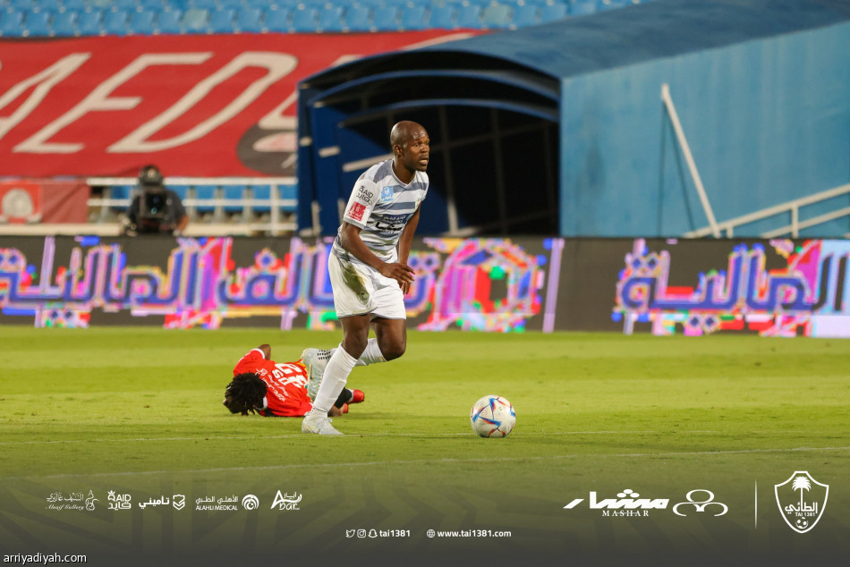 بـ10 لاعبين.. الطائي يخطف نقاط الرائد
